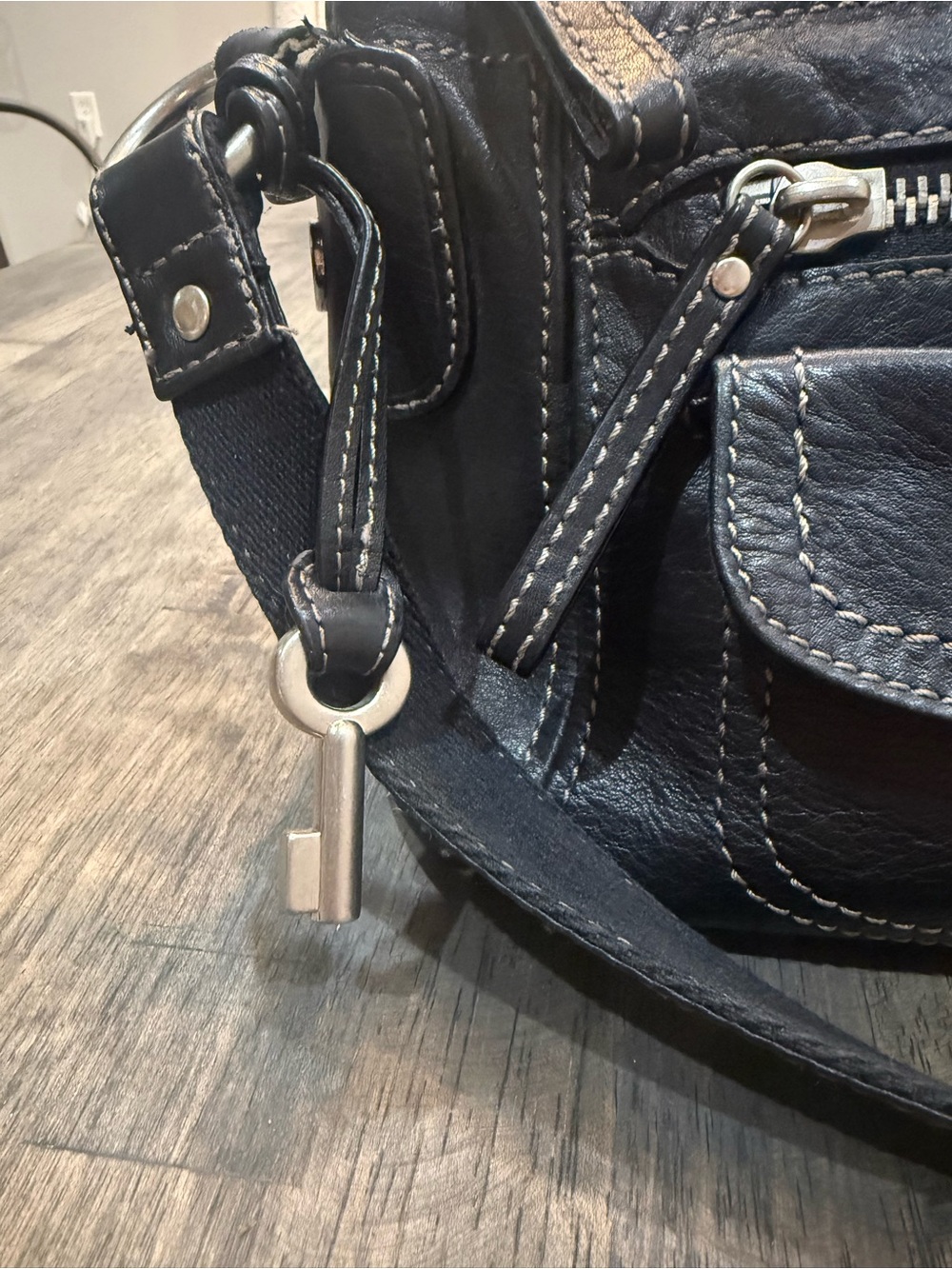 FOSSIL Y2K Era Leather Shoulder Bag! Large Zippers Key Hanging Stitching 12x7 - Picture 2 of 8